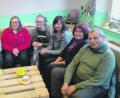 Bild: exb
Über die Entwicklung im JUgendzentrum freuen sich (von links) Grünen-Ortsvorsitzende und Stadträtin Yvonne Rösel, Klaus Rösel, Leiterin Cornelia Aschenbach, Elias Wolf, Stadträtin Gaby Mutzbauer, Waltraud Gnahn und Stadtrat Karl-Heinz Herbst, hier beim Probesitzen auf den von Jugendlichen gebauten Palettenmöbeln.