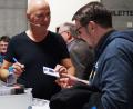 Bild: weu
Gerne gab Wolfgang Krebs seinen Fans Autogramme im Foyer der Schwarzachtalhalle.