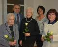 Bild: jr
Langjährige Mitglieder ehrte die Frauenunion Mitterteich. Unser Bild zeigt (von links) Anna Krämer, Bürgermeister Roland Grillmeier, Inge Mirl (stellvertretend für ihre Schwester Ilse Görlitz), Vorsitzende Alexandra Weiß und Margit Wild.