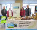 Bild: jzk
Wolfgang Würl (links) und Alfred Kick (rechts) bieten beim Blutspenden in Kemnath erstmals Fairtrade-Produkte als Belohnung an. Patricia Oettl, Leiterin des Sozialdienstes (Zweite von links), und Bereitschaftsleiterin Kristina Konz (Zweite von rechts) unterstützen diese Aktion.