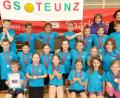 Bild: ohr
Über den obersten Platz auf dem Siegertreppchen beim Gerätewettkampf der Grundschulen freuen sich die Mädchen und Buben der Grundschule Teunz mit ihrer Sportlehrerin Christine Böhm (hintere Reihe, Zweite von links). Arbeitskreisleiterin Eva Wagner (links) lobte im Beisein der stellvertretenden Gebietsdirektorin der Sparkasse Nabburg, Gabriele Elsner, und Co-Organisatorin Renate Raab (hinten von rechts) den tollen Einsatz der Turner.