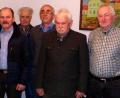 Bild: lgc
Herbert Schmid (rechts), Oswald Weidner (Dritter von rechts) und Georg Walberer (Zweiter von links) ergänzen das Team der Feldgeschworenen in der Gemeinde Schlammersdorf. Diesem gehören außerdem Franz Fehlner (links), Josef Nickl und Obmann Albert Schwemmer (Dritter und Vierter von links) sowie Rudi Rauh (Zweiter von rechts) an.
