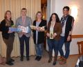Bild: gi
Zweite Vorsitzende Stefanie Zimmet, Bürgermeister Hermann Ach, Vorsitzende Renate Reisnecker, Schriftführerin Christine Kick und Kassenchefin Diana Hochhholzer (von links) stellen den Flyer des Kinderferienprogramms 2019 vor.