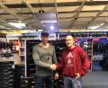 Bild: pa
Dan Heilman (rechts.) begrüßt Neuzugang Carsten Metz. Der Löwen-Trainer, selbst 1,86 m groß, hat mit dem 25-jährigen nun einen zweiten „Turm“ im ERSC-Tor, neben Oli Engmann.