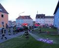 Bild: Dobmeier
Die Feuerwehr löscht das rauchende Brandgut ab. Bild: Dobmeier