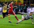 Bild: Ina Fassbender/dpa
Paco Alcacer (links) trifft im Hinspiel zum 3:2 für Dortmund. Bayerns Javi Martinez (Mitte) und Torwart Manuel Neuer können nichts mehr machen. Am Samstag im Rückspiel hat der BVB nochmal eine große Chance zu gewinnen. In den nächsten Spielzeiten wohl nicht mehr.
