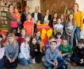Bild: do
Unser Bild zeigt die Übergabe der Spieltonne durch die Elternbeirats-Mitglieder David Krefft, Melanie Reis, Brigitte Minich und Tanja Schertler an Schulkinder und Schulleiterin.