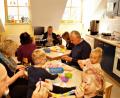 Bild: arw
Beim "Oma-Opa-Tag" in der Kindertagesstätte St. Franziskus basteln die Kinder mit ihren Großeltern.