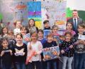 Bild: no
Die Preisträger an der Grundschule Illschwang mit (links) Franz Kormann von der Raiffeisenbank Sulzbach-Rosenberg, (Zweite von links) Rektorin Gabi Pirner und (rechts) Christoph Michl, Leiter der Zweigstelle in Illschwang.