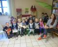 Bild: di
Die Kindergartenkinder erhalten Einblick in die Pfarrbücherei Schmidgaden.