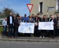 Bild: bnr
Nach Ostern beginnen die Arbeiten in der Hofmarkstraße. Zur Baustelleneinweisung trafen sich Vertreter der Kommune, der zuständigen Behörden, die Bauleitung und die ausführende Baufirma.
