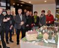 Bild: tr
Bischof Rudolf Voderholzer (Zweiter von links) ist ein glühender Krippen-Fan. Der Plößberger Delegation erklärte er die Schätze im Diözesanmuseum. Die Krippen die hier ausgestellt sind, kennt der Bischof in- und auswendig.