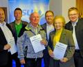 Bild: tne
Die Geehrten (von links): Ortsvorsitzender Markus Donhauser, Michael Bader, Christian Schafbauer, Rudolf Geiss, Martin Preuß, Maria Geiss-Wittmann und Oberbürgermeister Michael Cerny.
