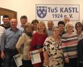 Bild: jp
Die neue Vereinsführungen des TuS Kastl – Vierter von links Norbert Bleisteiner – mit Bürgermeister Stefan Braun (rechts) und den langjährigen geehrten TuS-Mitgliedern.