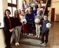 Bild: pi
Liana Horn und Selina Kaiser (von links) freuen sich mit den Kindern der Grundschule.
