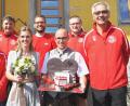 Bild: es
Viele Hände mussten die Neuvermählten Thomas Hauer und seine Frau Alexandra schütteln. Zu den Gratulanten zählten die TSV-Vorsitzenden Norbert Dobmeier (vorne, rechts) und Fred Eckl (hinten, links), Abteilungsleiter Sven Stock (hinten, rechts) und Thoms Bäuml (vorne, links), für FEE Neunburg vorm Wald Reinhard Lottner (hinten, Mitte).