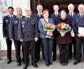 Die Geehrten mit den Verantwortlichen des Landkreises. KBM Thomas Weidner, KBI Martin List, KBM Marco Saller, Michael Bauer (40 Jahre), Kerstin Bauer, Markus Hausner (25), Jutta Federlein, Emil Dorner (40), Josef Takacs (40), Landrat Andreas Meier, Kommandant Gerd Kraus und Bürgermeister Markus Ludwig (von links).
