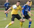 Bild: Gebert
Durch den 3:0-Erfolg beim TSV Erbendorf (links David Frischholz) hat die SpVgg SV Weiden II (rechts Florian Reich) die Tabellenführung in der Kreisliga Nord übernommen.