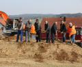 Bild: frd
Beim offiziellen Spatenstich für das Baugebiet „Am Waldfrieden - Leinhartl“ lassen (von links) Bauhofchef Josef Fuchs, Markus Schieder (Ingenieurbüro Zwick, Weiden) Josef Hartinger (Baufirma), Bürgermeister Norbert Eckl, VG-Leiter Anton Brand, Ingenieur Manuel Zwick und Bauleiter Helmut Tröger die Erdbrocken durch die Luft fliegen.