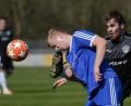 Bild: mhs
Das Bein zu hoch hatte der Stullner Fabian Schieber (rechts) und traf den Schmidgadener Christoph Deml im Gesicht. Vor 180 Zuschauern lieferten sich beide Mannschaften ein offenes Derby, dass Tabellenführer Stulln mit 2:1 für sich entschied.