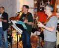 Bild: ckl
Beim Benefizkonzert im Wildenreuther Jugendheim sorgten die fünf Geistlichen von den "Church Pistols" für Stimmung.