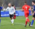 Bild: Alfred Schwarzmeier
SpVgg-SV-Abwehrchef Fabian Helleder (links) kann’s nicht fassen: Fünf Gegentore kassierte die Wasserwerkelf beim 2:5 in Ettmannsdorf und kann damit vorerst alle Träume von Platz eins oder zwei begraben.