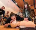 Bild: dtr
Die Kursteilnehmer erlernten die ersten Schritte beim Eintreffen am Unfallort, den Umgang mit dem Opfer und natürlich die Reanimation.