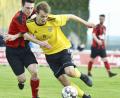 Bild: Hubert Ziegler
Der dreifache Hahnbacher Torschütze Bastian Freisinger (rechts) setzt sich gegen den Paulsdorfer Mittelfeldspieler Fabian Schreier im Zweikampf durch.