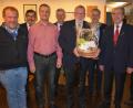 Bild: jr
Unser Bild zeigt (von links) Chorleiter Michael Waldenmayer, Zweiten Vorsitzenden Lothar Wührl, Vorsitzenden Markus Schuller, Schriftführer Theo Meierhöfer, den scheidenden Vorsitzenden Ludwig Kraus, Bürgermeister Roland Grillmeier, Kassierer Siegfried Rasp und Stefan Werner (Sängergruppe Wiesau).
