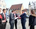 Bild: Hirsch
Die Sparkassen-Azubis befragten am Marktplatz Passanten zum Thema "Blut- und Organspende".