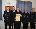 Bild: wfw
Die Feuerwehr Schnaittenbach ernennt ein neues Ehrenmitglied (von links): die Vorsitzenden Tobias Lautenschlager und Konrad Bierner, der geehrte Bürgermeister Josef Reindl und die Kommandanten Karl Hottner und Michael Werner.