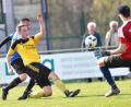 Bild: A. Schwarzmeier
Im Verfolgerduell der A-Klasse West gab der SV Altenstadt/WN seine vorzügliche Ausgangslage aus der Hand: Die Nordgauer-Truppe verlor gegen den Konkurrenten SV Riglasreuth mit 0:2 und ist nur noch Dritter. In dieser Szene rettet der Riglasreuther Keeper Lukas Kuhbandner zusammen mit seinem Mitspieler Philip Schenkl (gelbes Trikot) gegen den Altenstädter Ugur Köse.