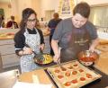 Bild: rn
"Chefkoch" Peter bereitete Mini-Pizza und Rita Mini-Quichs zu.