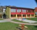 Bild: fz
Der Kindergarten wird umgebaut. Der Anbau schließt sich links entlang bis hin zum Hang und an der Rückseite des Gebäudes an.