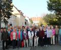 Bild: gru
Die Edelsfelder Kirchengemeinde vor dem Gebäude mit dem Kirchensaal in Herrnhut.