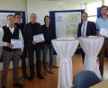 Bild: exb
Die Sieger des Architektenwettbewerbs stehen fest. Von links Berthold Kellner von der Lebenshilfe, die „2G Architekten“, Armin Juretzka vom Büro Juretzka-Architekten, Sonja Rath von der Lebenshilfe, Bürgermeister Roland Grillmeier sowie die Vertreter des Büros „Rauh+Müller“.