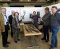 Bild: hrö
Bei der Ausstellung „40 Jahre Heimatkundlicher Arbeits- und Förderkreis Kemnath und Umgebung“ in der Mehrzweckhalle in Kemnath können Besucher an einem Stand der Arbeitsgruppe Fortschau Waffen begutachten lassen. Unter den Experten sind Hans Rösch (links) und Militärhistoriker Sebastian Thiem (Dritter von rechts). Christiane von Sobbe (Zweite von links) zeigt einen Sponton