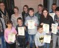 Bild: weu
Nach einem spannenden Schießwettstreit stand Markus Forster (Zweiter von links) als Schützenkönig fest. Schützenliesl wurde Julia Schwingl (links), bei den Jugendlichen qualifizierte sich Maria Forster (Vierte von links) als Jugendkönigin und bei den Schülern der siebenjährige Leo Probst (vorne Mitte) als Schülerkönig. Schützenmeister Michael Forster (rechts) gratulierte.