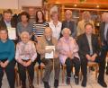 Bild: Kunz
Die Siedlergemeinschaft Rothenstadt-Fichtenbühl ehrt im Lehnersaal langjährige Mitglieder mit Bezirksvorsitzendem Christian Benoist (rechts) und Vorsitzender Gisela Chacon (Fünfte von links).