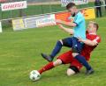 Bild: heh
Der Kondrauer Christopher Ernstberger (rechts) geht gegen Oliver Schicker energisch zur Sache. Die Sportfreunde gewannen am Sonntag das Derby gegen den TSV Konnersreuth mit 2:1.