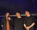 Bild: Karin Wilck
Eine "Applausrakete" für Moderator Felix Römer (Mitte) organisiert der Sieger des Poetry-Slam Rainer Holl (links). Rechts im Bild Poet Yusuf Rieger.