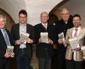 Bild: Petra Hartl
Sie waren zur Buchvorstellung gekommen (von links): Pfarrer Joachim von Kölichen, Pfarrer Rüdiger Löbermann, Bernhard Lübbers, Johannes Laschinger, Werner Schrüfer, Markus Lommer und OB Michael Cerny.