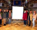 Bild: mng
Mit Bildern von Ben Willikens, die in ihrer Ausdruckstärke in enger Wechselwirkung zueinander stehen, gestalteten Anja Gmehling, Pastoralreferent Albert Neiser, Bernadette Rodler, Josef Gmehling, Laura Dobmeier, Franziska Graser, Matthias Majer, Sabrina Traub und Isabell Dobmeier (von links) den ökumenischen Jugendkreuzweg in der Stadtpfarrkirche Pressath.