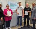 Bild: Bühner
Richard Murr vom Arbeitgeberservice der Arbeitsagentur Weiden (Fünfter von links) übergibt Förderbescheide an die drei Beschäftigen der Firma Rogers (von links) Edeltraud Duwe, Stefan Biermeier
und Michael Gamper. Mit dabei auch Rogers-Personalleiterin Anette Enders (links).