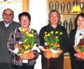 Bild: rbm
Zweiter Vorsitzender Hans Dieter Betz (Zweiter von links) vom Kreisverband für Gartenbau- und Landespflege nahm zusammen mit Bürgermeister Josef Deichl (Zweiter von rechts) und der Vorsitzenden Anita Graf (rechts) die Ehrung mehrerer Mitglieder vor.