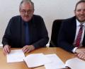 Bild: lgc
Ein weiterer Schritt zur Breitbanderschließung der Gemeinde Schlammersdorf: Als Vertreter der Telekom Deutschland trafen sich Regiomanager Enrico Delfina (rechts) und Friedrich Weinlein (links) mit Bürgermeister Gerhard Löckler zur Unterzeichnung des Kooperationsvertrags.