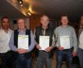 Bild: bey
Lohmas Siedlerchef Josef Ulrich jun. (links) und Pleysteins Zweite Bürgermeisterin Andrea Lang (rechts) ehren die langjährigen Mitglieder Michael Gilch, Alfred Kiesbauer (beide 50 Jahre) und Anton Portner (20 Jahre) (von links).