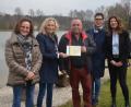 Bild: Kunz
Die Vorsitzende des Schwimmvereins Ilona Forster (links) freut sich über die Spende des Service-Clubs Inner Wheel, vertreten durch (von rechts) Iris Müller, Michaela Wies, Klaus Kunz und Christiane Bardenheuer.