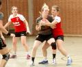 Bild: Hirsch
Die Damen der SG Naabtal gewannen das Derby in der Bezirksoberliga gegen die HSG Nabburg/Schwarzenfeld mit 23:21. Die beiden Mannschaften schenkten sich nichts. In dieser Szene kämpfen Tanja Söllner (HSG, rotes Trikot) und Annalena Hornauer (SG Naabtal) um den Ball.