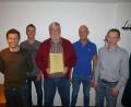 Bild: bk
Das junge Führungsquartett mit (von rechts) Andreas Malzer, Christoph Liedl, Dominik Pritzl und Stefan Bauer ernennt Josef Pritzl zum Ehrenvorsitzenden des Fußballclubs.